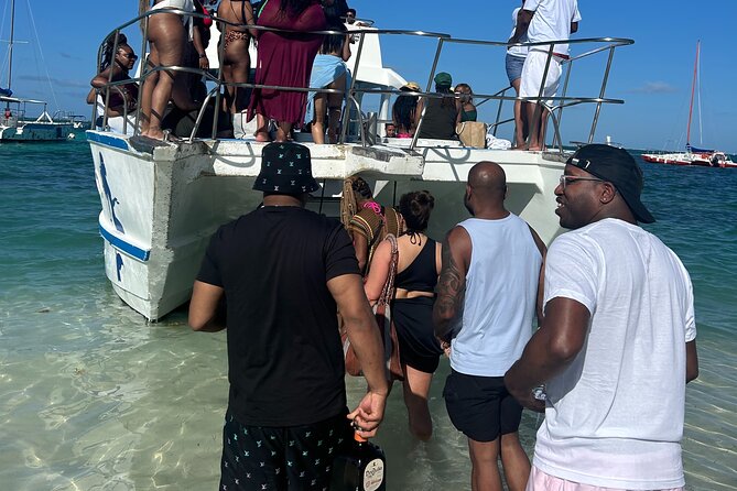 Hip-Hop Party Boat with Dj Live Adults Only and Unlimited Drinks - Drinks and the DJ Live Vibe: What Unlimited-Style Really Means