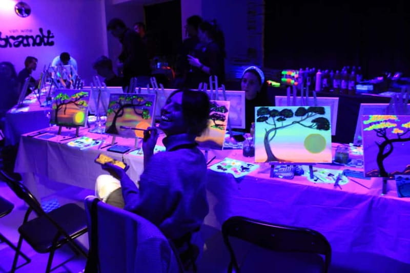 London: Bottomless Sip & Paint in the Dark - Atmosphere, music, and the social side