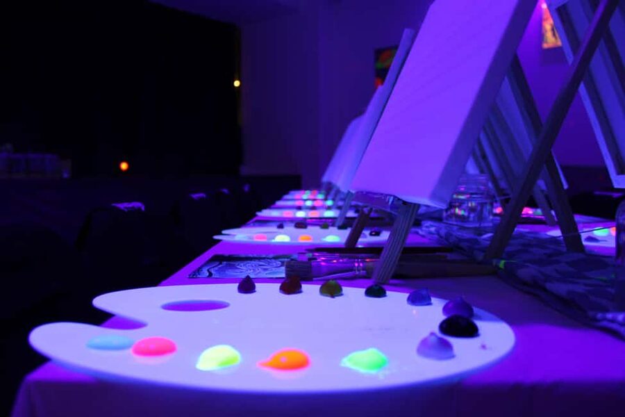 London: Bottomless Sip & Paint in the Dark - Who this experience is best for