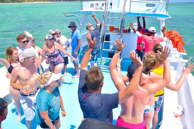 Party boat in Catamaran with Open Bar adults only - A party catamaran for adults in Punta Cana: what it feels like