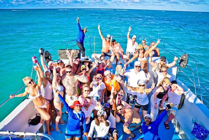 Party boat in Catamaran with Open Bar adults only - Snorkeling at the Punta Cana coral reefs: short stop, easy win