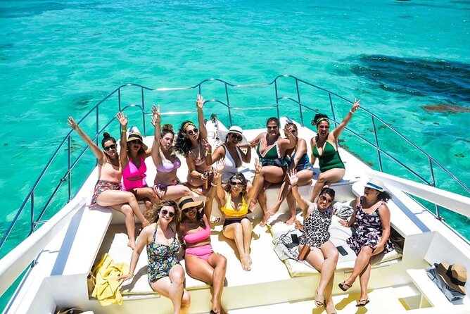 Party boat in Catamaran with Open Bar adults only - The natural pool swim with drinks and music: the highlight