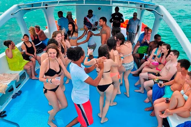 Party boat, Snorkeling, Sand-bar open bar in Bávaro Beach - Onboard atmosphere: music, entertainment, and open bar rules that matter