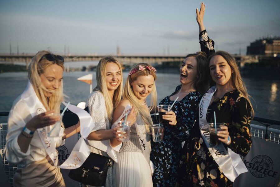 Warsaw: Boat Party with Unlimited Drinks &VIP Club Entrance - The 2-hour cruise on the Vistula: DJ energy and an actually useful open bar