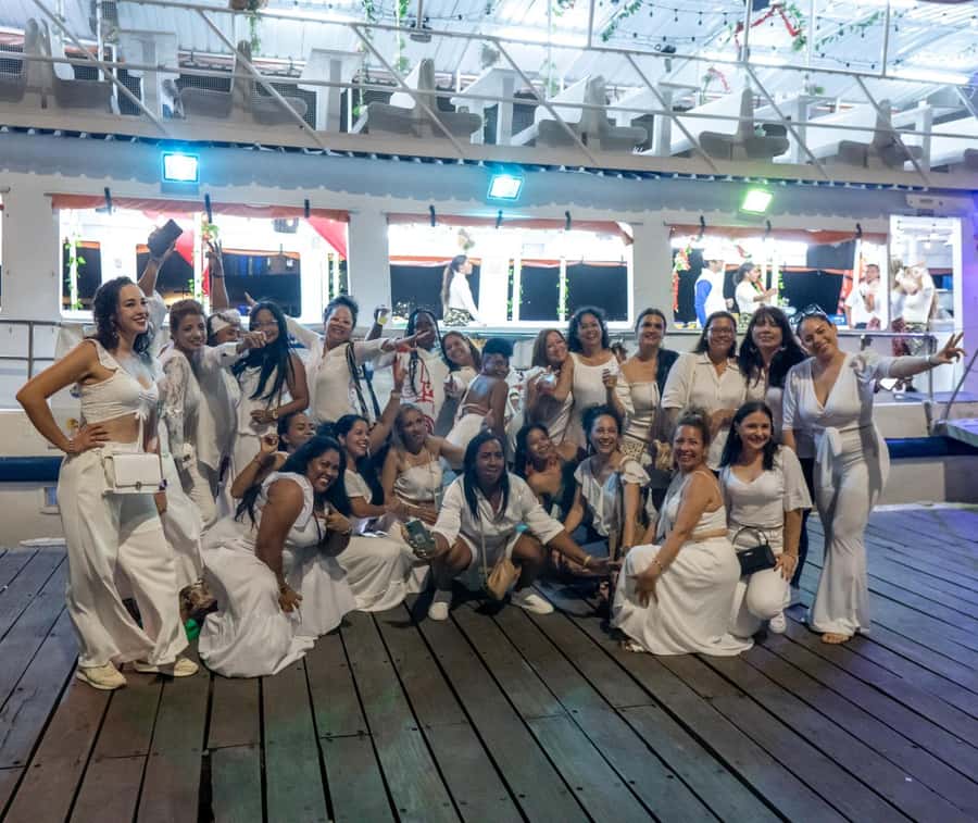 White Night Boat Party: Dinner Buffet, Dancing and Open Bar - Key points at a glance