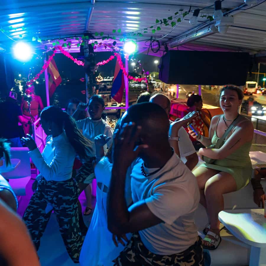 White Night Boat Party: Dinner Buffet, Dancing and Open Bar - Getting to Muelle de la Bodeguita: timing and meeting point