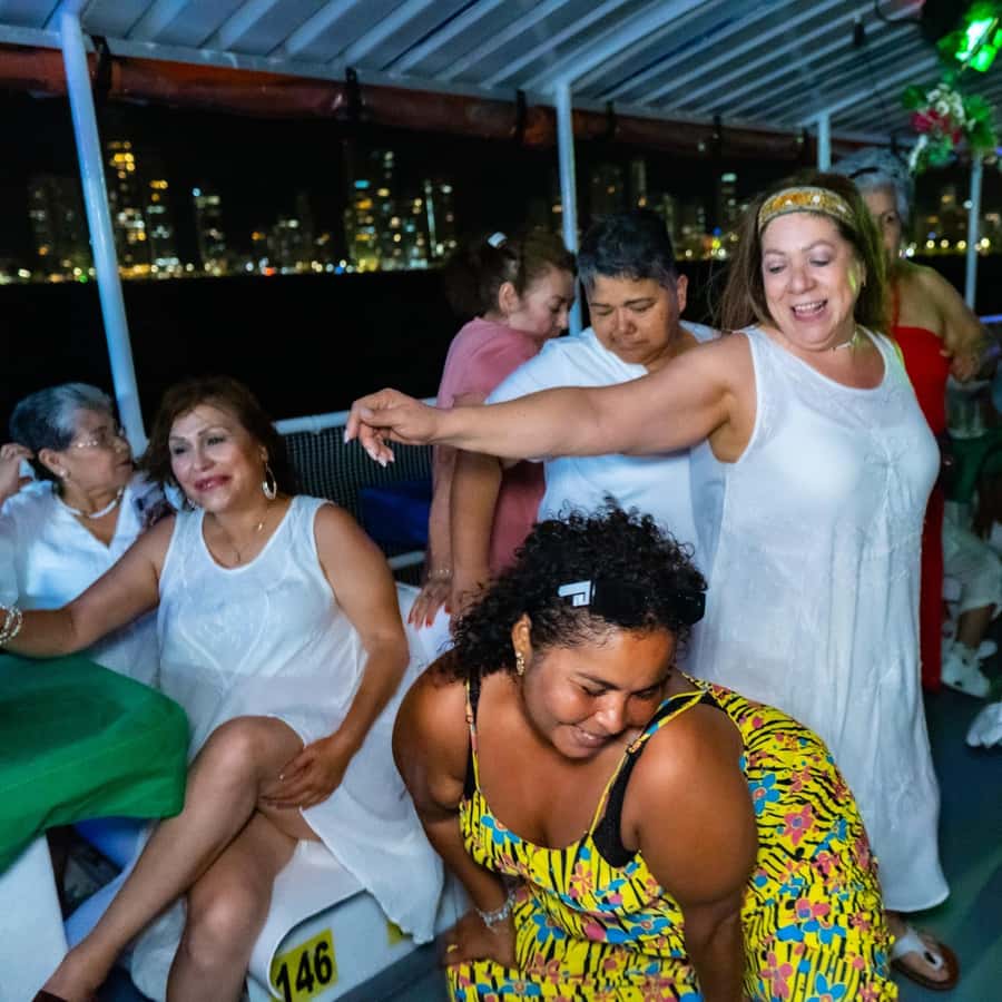 White Night Boat Party: Dinner Buffet, Dancing and Open Bar - Practical tips to make your night easier